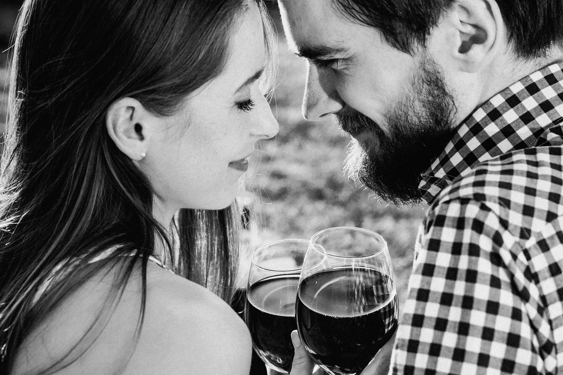 Una pareja tomando vino