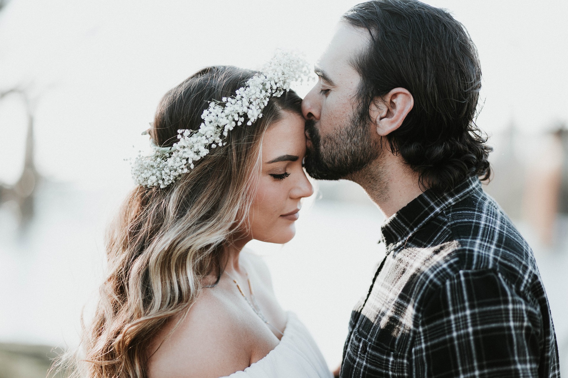 Pareja dándose un besito en la frente