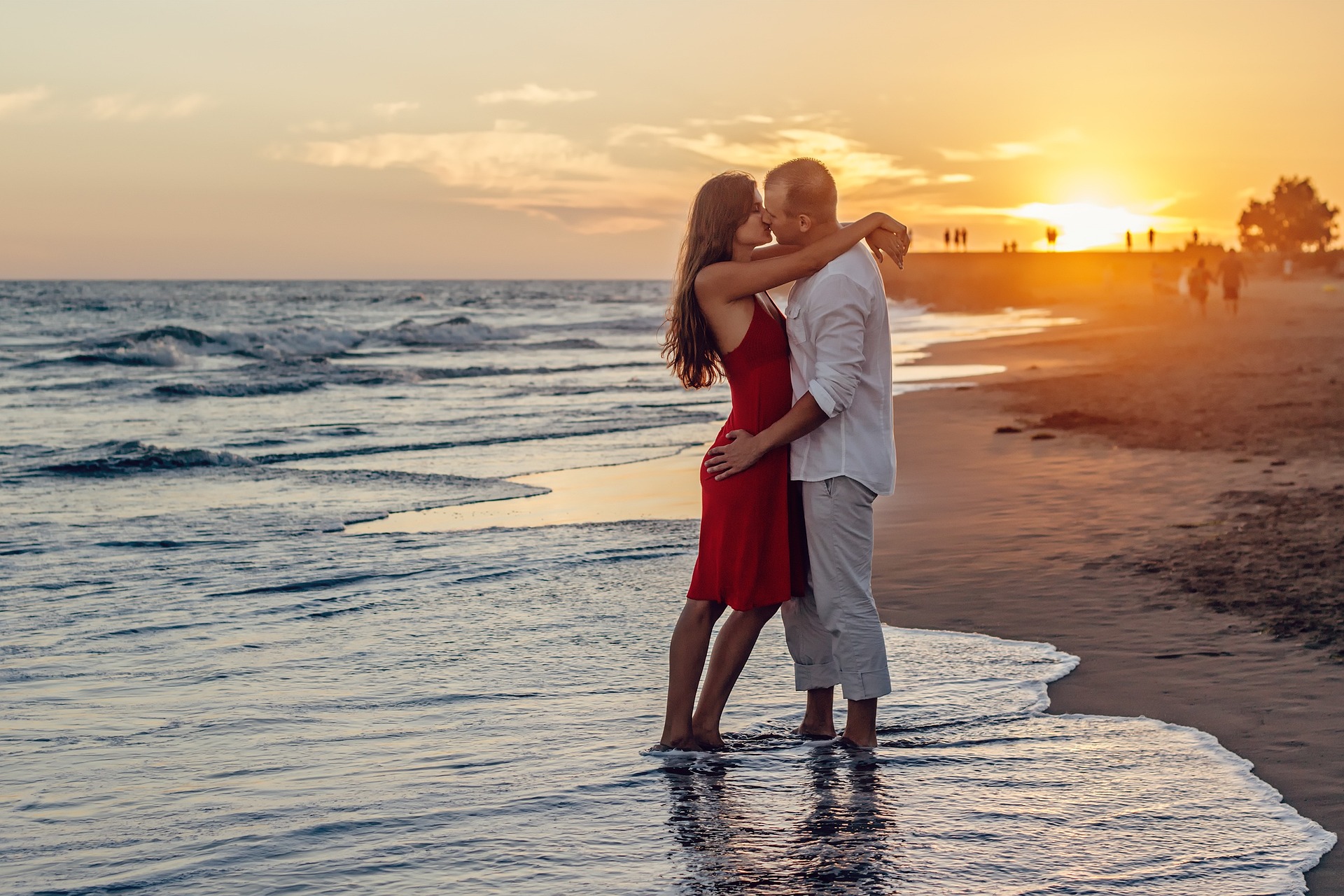 Pareja en una playa.