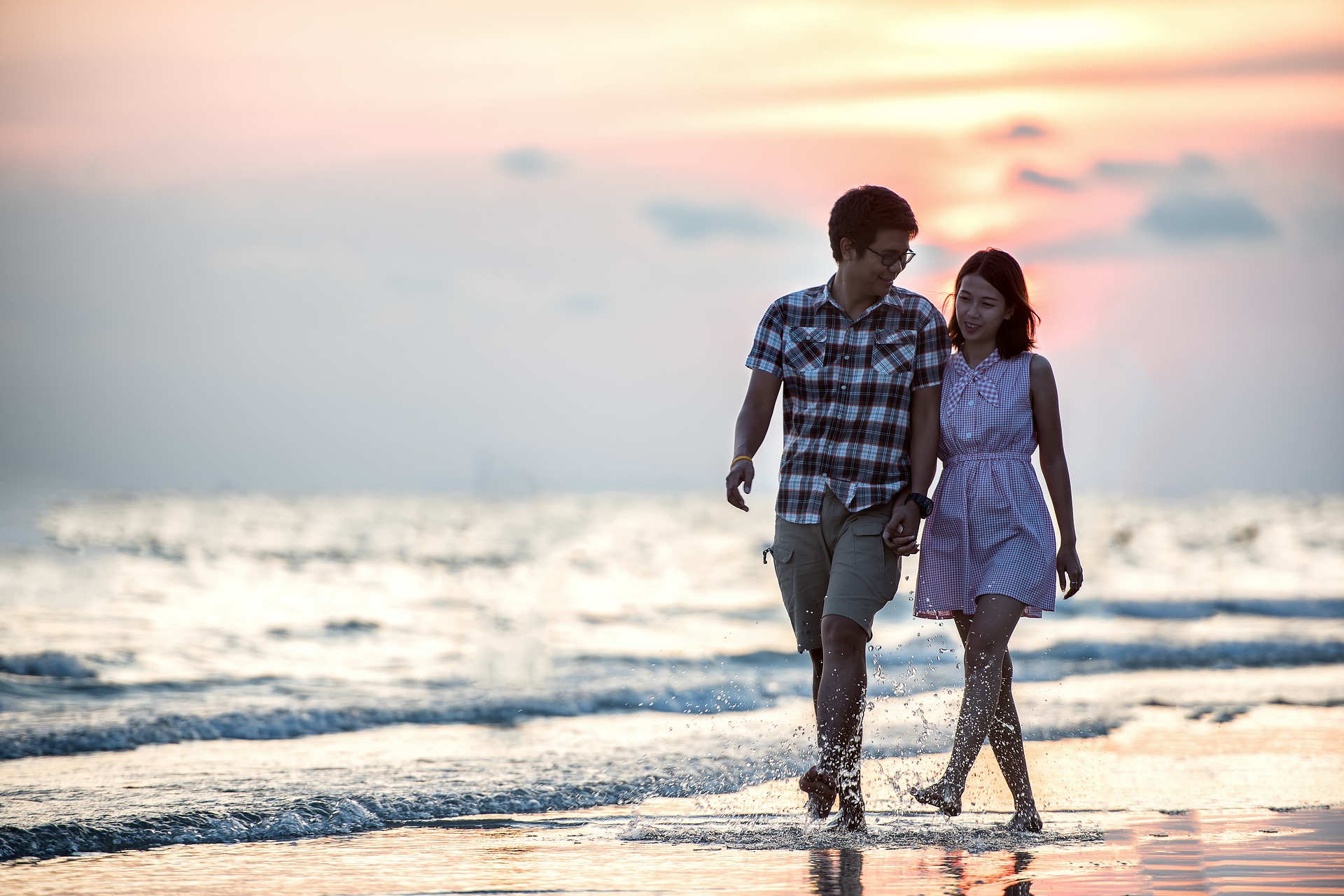 Pareja paseando por la playa