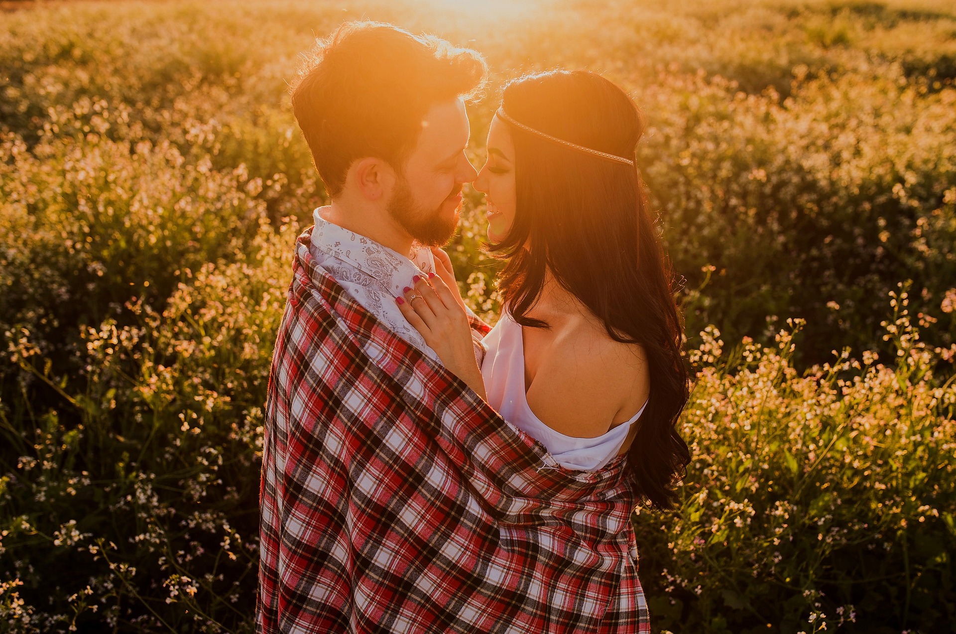 pareja abrazándose