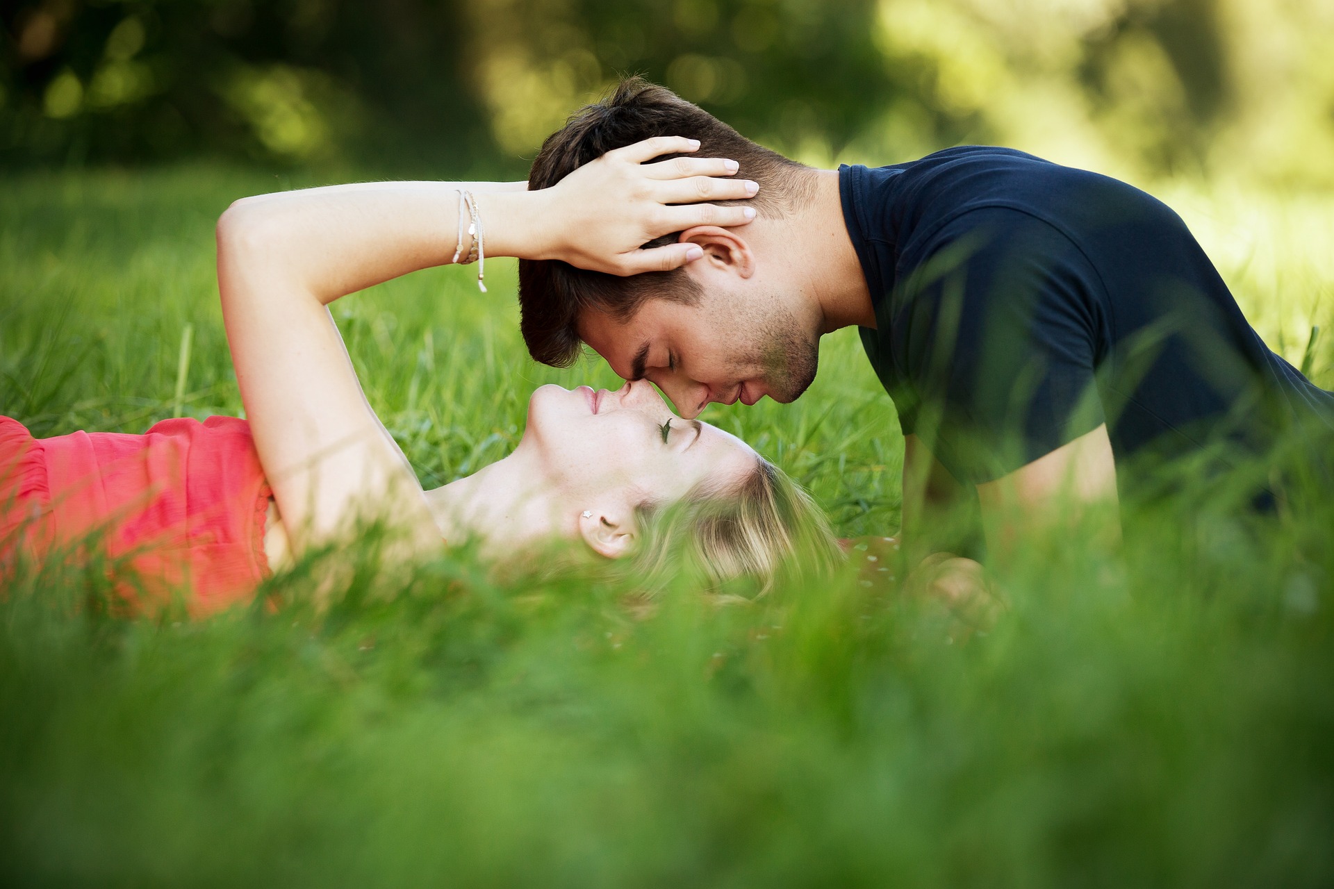 pareja feliz en el césped.