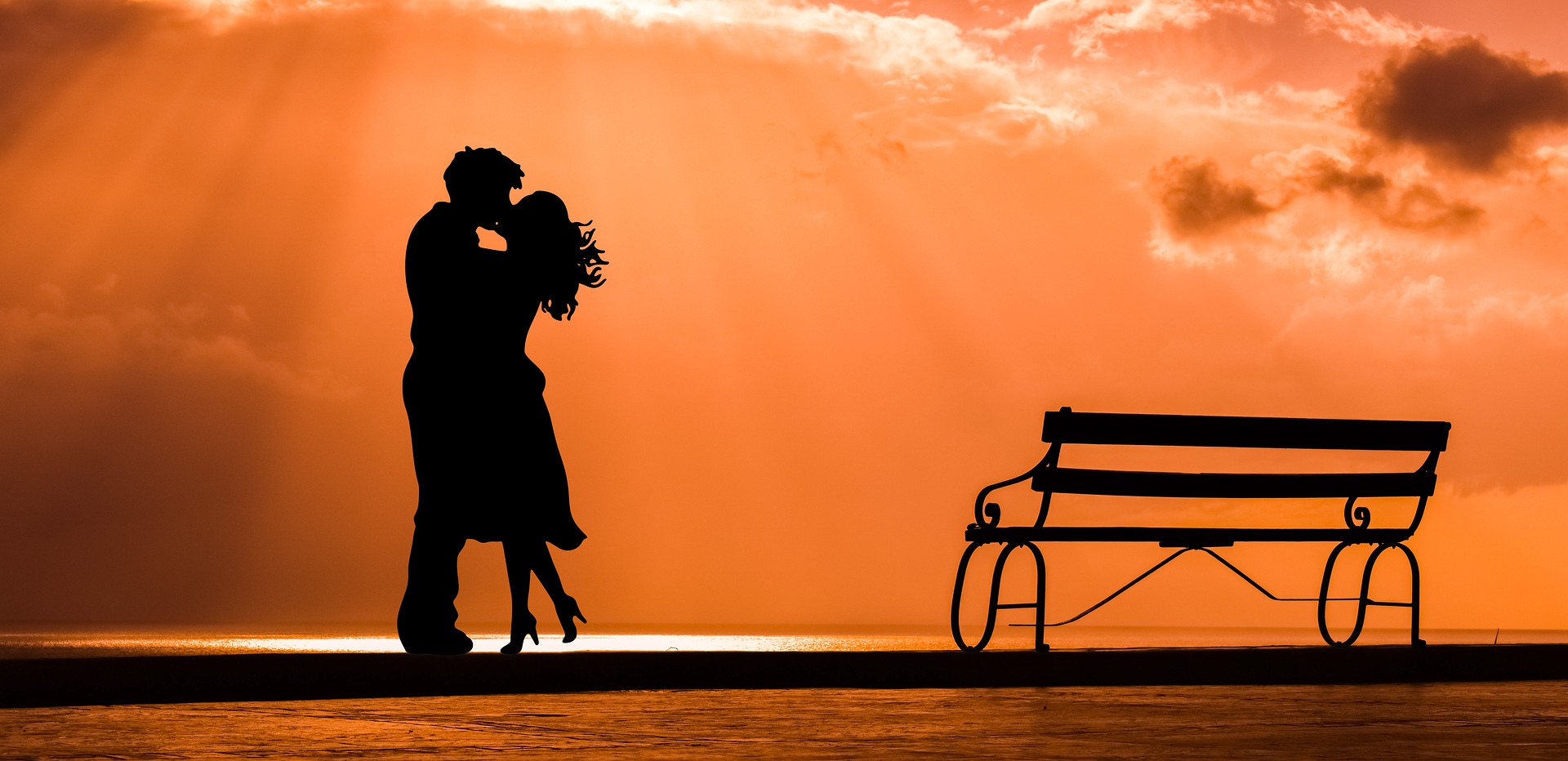 Pareja abrazada en el atardecer en el parque