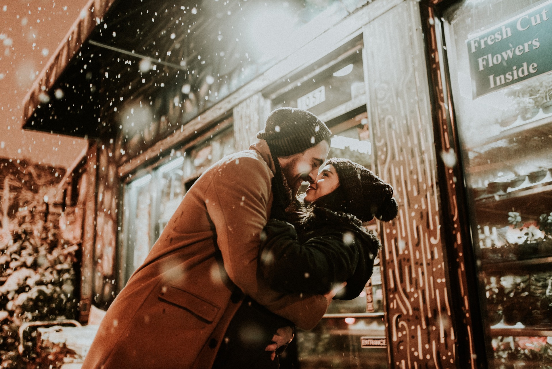 pareja feliz en la nieve