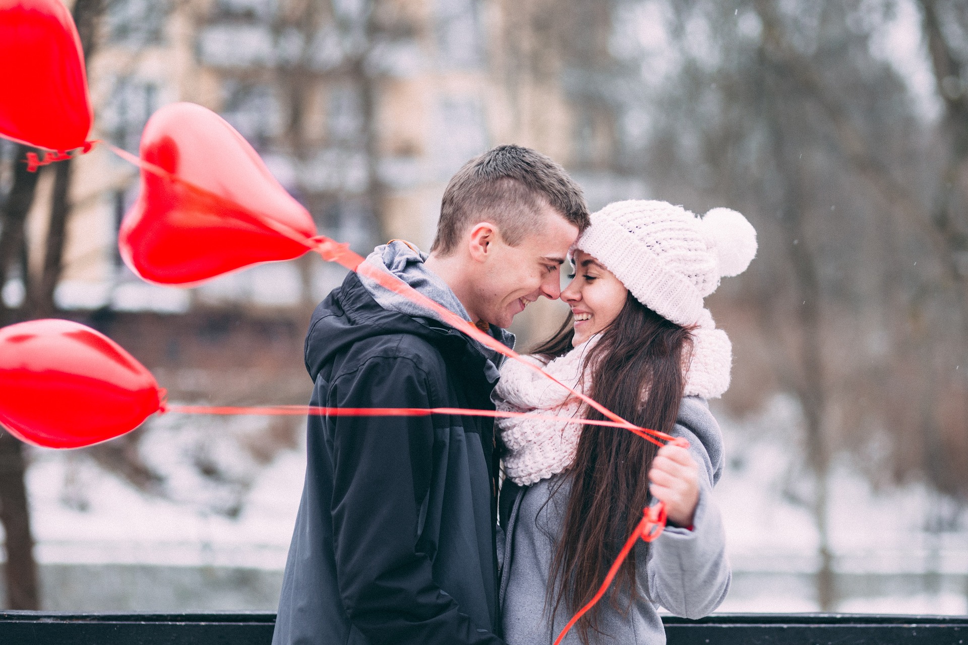 Pareja abrazándose con globos