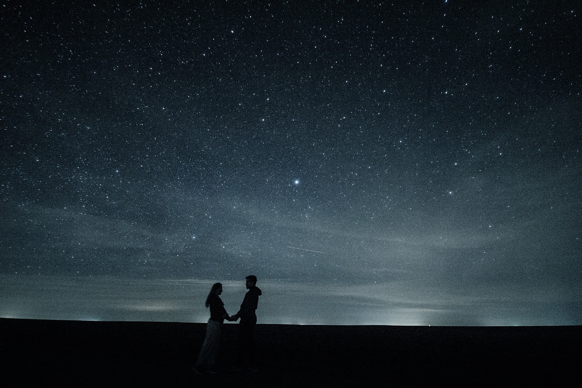 Una pareja bajo las estrellas