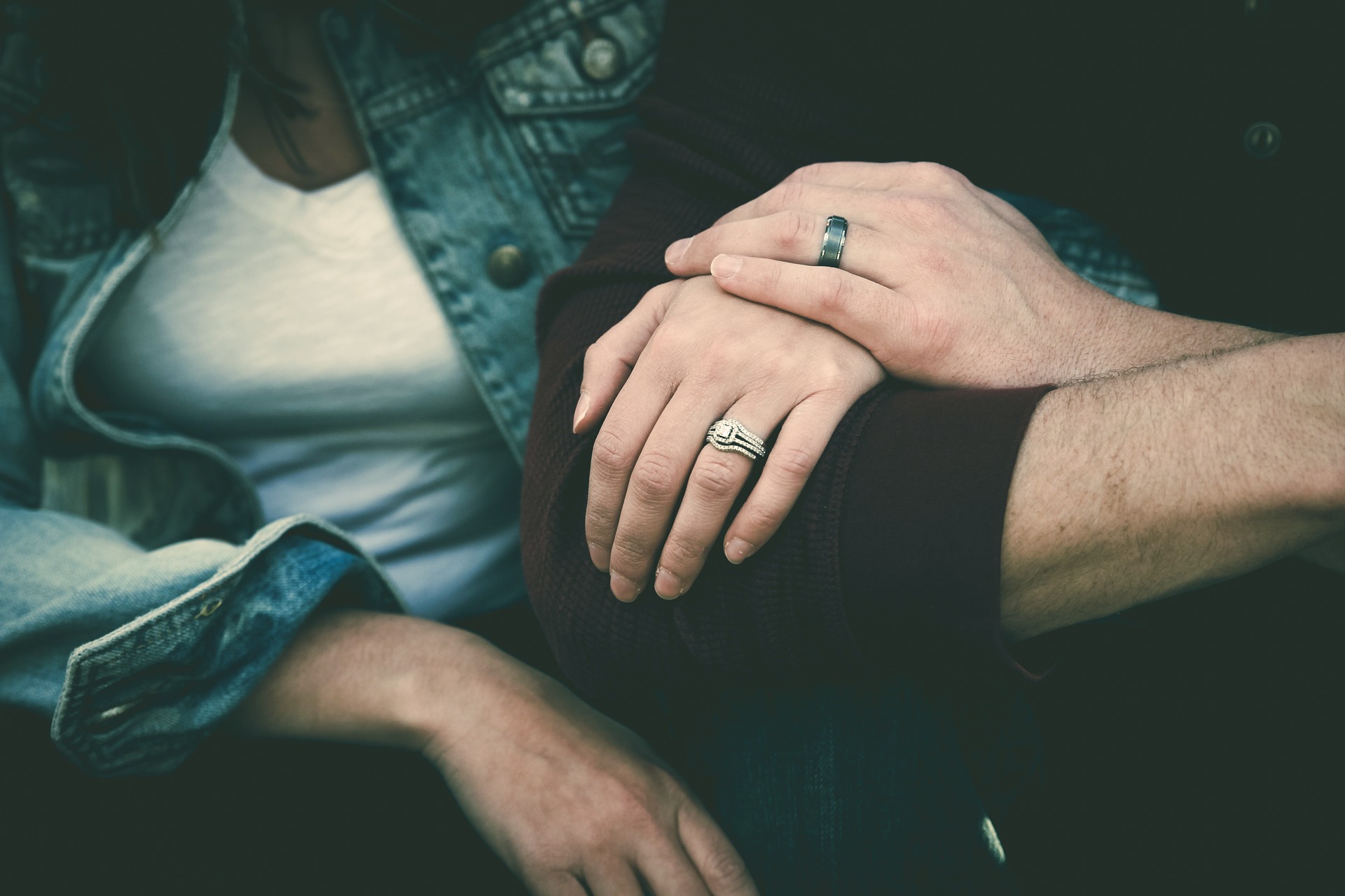 Una pareja dándose la mano